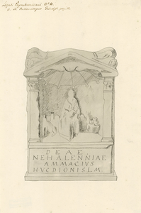 449-1 Nehallennia-altaarsteen, gevonden op het strand van Domburg in 1647, in het Museum van Oudheden te Leiden (legaat ...