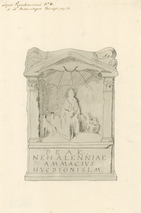 449-1 Nehallennia-altaarsteen, gevonden op het strand van Domburg in 1647, in het Museum van Oudheden te Leiden (legaat ...