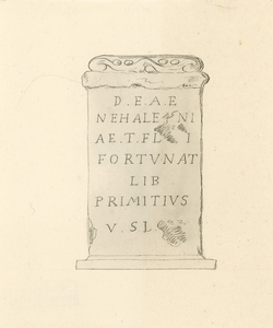 450-1 Nehallennia-votiefsteen, gevonden op het strand van Domburg in 1647, in het Museum van Oudheden te Leiden (legaat ...
