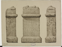 458 De achterzijde van een Nehalennia-votiefsteen, met de zijkanten versierd met bloemen, gevonden in de duinen te ...