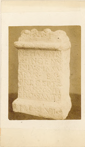 459 Een Nehalennia-votiefsteen, gevonden in de duinen te Domburg in 1870