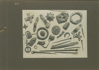 470-20 Afbeelding der verzameling munten en andere voorwerpen, gevonden te Domburg en bijeengebracht door den heer H.J. ...