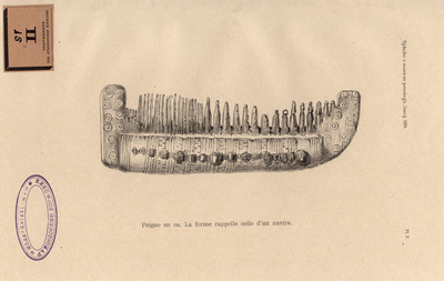 473e Peigne en os. La forme rappelle celle d' un navire. Een benen haarkam, in de vorm van een vaartuig, gevonden in ...
