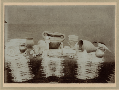 488 Voorwerpen, gevonden bij de fundamenten van het klooster Leliëndale bij Burgh in 1899