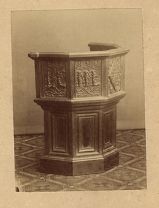 497 Een 16e eeuwse stoel van Maximilliaan van Bourgondië, heer van Veere, circa 1925, voorheen in het museum van het ...