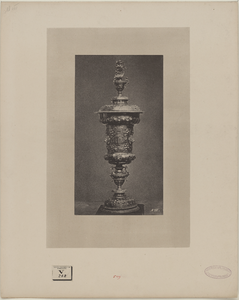 509 De beker van het Sint Joris- of voetboogschuttersgilde te Middelburg, in 1880 naar Amerika verkocht, met gedrukte ...