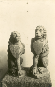 526 Twee wapenleeuwen bij het hek van een hofstede onder Cadzand, voorheen in het museum In den Steenrotse aan de ...