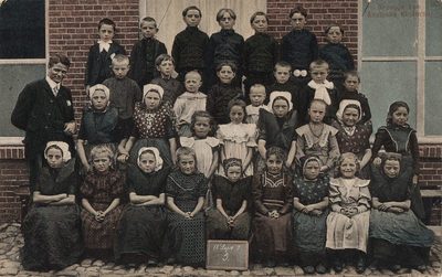 897-29 Groepje van Axelsche kinderen. Groepsfoto van klas 5 van de school in Axel in klederdracht