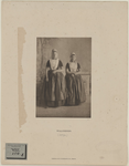 913-1 Walcheren. Twee boerinnen in Walcherse klederdracht in een fotostudio, ter gelegenheid van het koninklijk bezoek ...