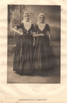 925 Middelburg's Ambacht. Twee meisjes in klederdracht uit Middelburgambacht in een fotostudio, ter gelegenheid van het ...