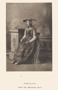 926 Nieuwland. Laatst der achttiende eeuw. Een vrouw in Nieuwlandse klederdracht (18de eeuw) in een fotostudio, ter ...
