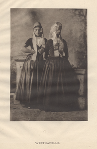 929 Westkapelle. Twee meisjes uit Westkapelle, in klederdracht in een fotostudio, ter gelegenheid van het koninklijk ...