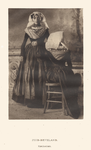 941-1 Zuid-Beveland. Katholiek. Twee vrouwen (voor- en achterzijde) in Zuid-Bevelandse klederdracht (katholiek) in een ...