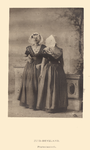 941-2 Zuid-Beveland. Protestantsch. Twee vrouwen (voor- en achterzijde) in Zuid-Bevelandse klederdracht (protestant) in ...