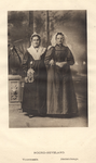 947 Noord-Beveland. Voormaals. Hedendaags. Twee vrouwen in Noord-Bevelandse klederdracht, waarvan één met beugeltas, in ...