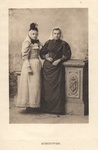 952 Schouwen. Twee vrouwen in Schouwse klederdracht in een fotostudio, ter gelegenheid van het koninklijk bezoek aan Zeeland