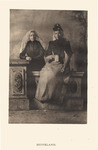 953 Duiveland. Twee vrouwen in Duivelandse klederdracht, waarvan één met een tas in een fotostudio, ter gelegenheid van ...