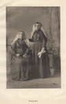 955 Tholen. Twee vrouwen in Thoolse klederdracht in een fotostudio, ter gelegenheid van het koninklijk bezoek aan Zeeland