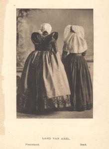 958d Land van Axel. Platteland. Stad. Twee vrouwen in Axelse klederdracht, gezien op de rugzijde, in een fotostudio, ...
