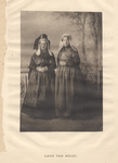 961 Land van Hulst. Twee vrouwen in Hulsterse klederdracht in een fotostudio, ter gelegenheid van het koninklijk bezoek ...