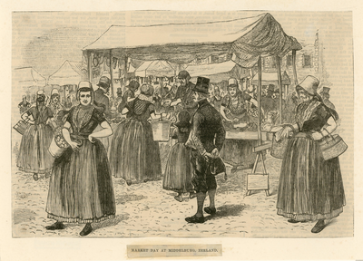 964b Market day at Middelburg, Zeeland. Mannen en vrouwen in klederdracht op de markt op de Grote Markt te Middelburg