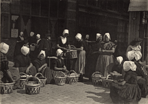 969 Drie Arnemuidse visvrouwen in klederdracht (met manden) op de Grote Markt te Middelburg,