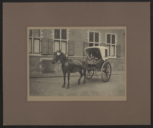 991-4 Oud-Zeeuwse wagen uit Zeeuws-Vlaanderen in de Abdij te Middelburg, deelnemers aan de klederdrachttentoonstelling, ...