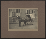 991-4 Oud-Zeeuwse wagen uit Zeeuws-Vlaanderen in de Abdij te Middelburg, deelnemers aan de klederdrachttentoonstelling, ...