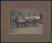 991-8 Oud-Zeeuwse wagen uit Walcheren in de Abdij te Middelburg, deelnemers aan de klederdrachttentoonstelling, ...