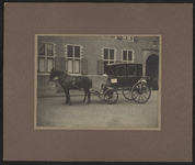 991-9 Oud-Zeeuwse wagen uit Zuid-Beveland in de Abdij te Middelburg, deelnemers aan de klederdrachttentoonstelling, ...