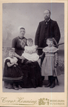 1005-255 Portret van onbekende familie, bestaande uit vijf personen.