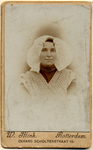 1025-2 Een vrouw van ongeveer 40 jaar in klederdracht