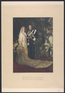 149 Juliana Louise Emma Maria Wilhelmina (1909-2004), prinses der Nederlanden, als bruid met prins Bernhard (1911-), ...