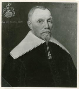 439 Willem van Hertsbeecke (1577-1636), heer van Botland, met zijn wapen en spreuk linksboven.