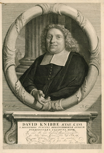 530 David Knibbe (1639-1701), predikant te Barsingerhorn, Purmerend en Leiden, met de Marekerk op achtergrond en een ...