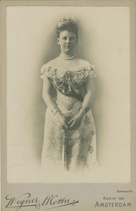988 Wilhelmina (Helena Paulina Maria), 1880-1962, koningin der Nederlanden. Staand. Amsterdam : Wegner & Mottu , ...