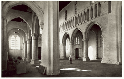 123-59 St. Baafskerk Herv. Gem., Aardenburg. Interieur met triphorums. De voorkerk van de Nederlandse Hervormde Sint ...