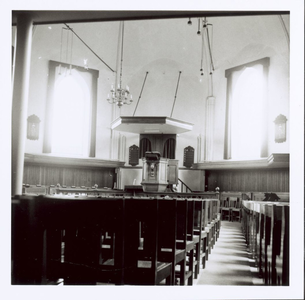 124-21 Interieur en preekstoel in de Nederlandse Hervormde kerk te Arnemuiden