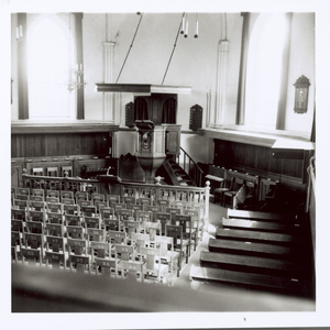 124-22 Interieur en preekstoel in de Nederlandse Hervormde kerk te Arnemuiden