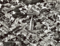 127-32 Luchtfoto Domburg. De Nederlandse Hervormde kerk te Domburg vanuit de lucht