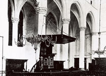 128-24 De preekstoel in de Nederlandse Hervormde Grote of Maria Magdalenakerk te Goes
