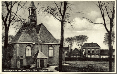 130-4 Dorpsgezicht met Ned. Herv. Kerk, Grijpskerke. De Nederlandse Hervormde kerk te Grijpskerke