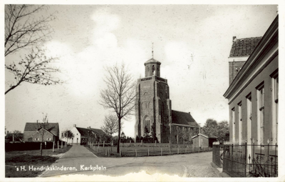 130-99 's H. Hendrikskinderen, Kerkplein. De Nederlandse Hervormde kerk te 's-Heer Hendrikskinderen