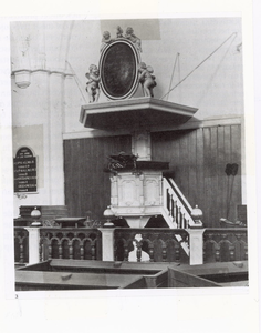 131-18 De preekstoel en dooptuin in de Nederlandse Hervormde kerk te Hulst, in een deel van de basiliek
