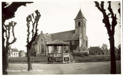 134-132 Noordgouwe, Ned. Herv. Kerk. De Nederlandse Hervormde kerk en de muziektent te Noordgouwe
