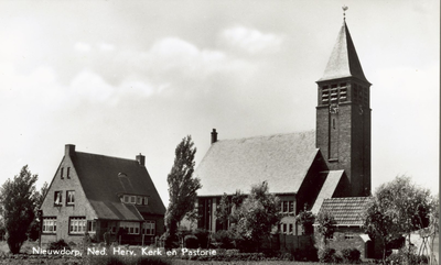 134-68 Nieuwdorp, Ned. Herv. Kerk en Pastorie. De Nederlandse Hervormde kerk en de pastorie te Nieuwdorp