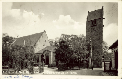 135-83 Oosterland, Ned. Herv. Kerk met Gemeentehuis en Toren. De Nederlandse Hervormde kerk te Oosterland