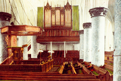 140-9 De preekstoel en het orgel in de Nederlandse Hervormde kerk te Tholen