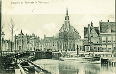 141-2 Droogdok en Pottekade te Vlissingen. De Nederlandse Hervormde Nieuwe Kerk (links) en de Rooms Katholieke kerk ...