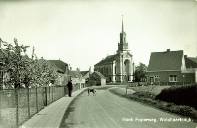 142-16 Hoek Paperweg, Wolphaartsdijk.. De Papeweg met zicht op de Nederlandse Hervormde kerk te Wolphaartsdijk